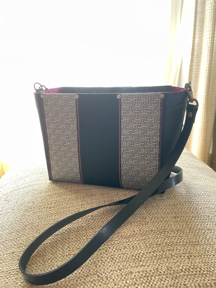 グレーのクロス柄ショルダーバッグ