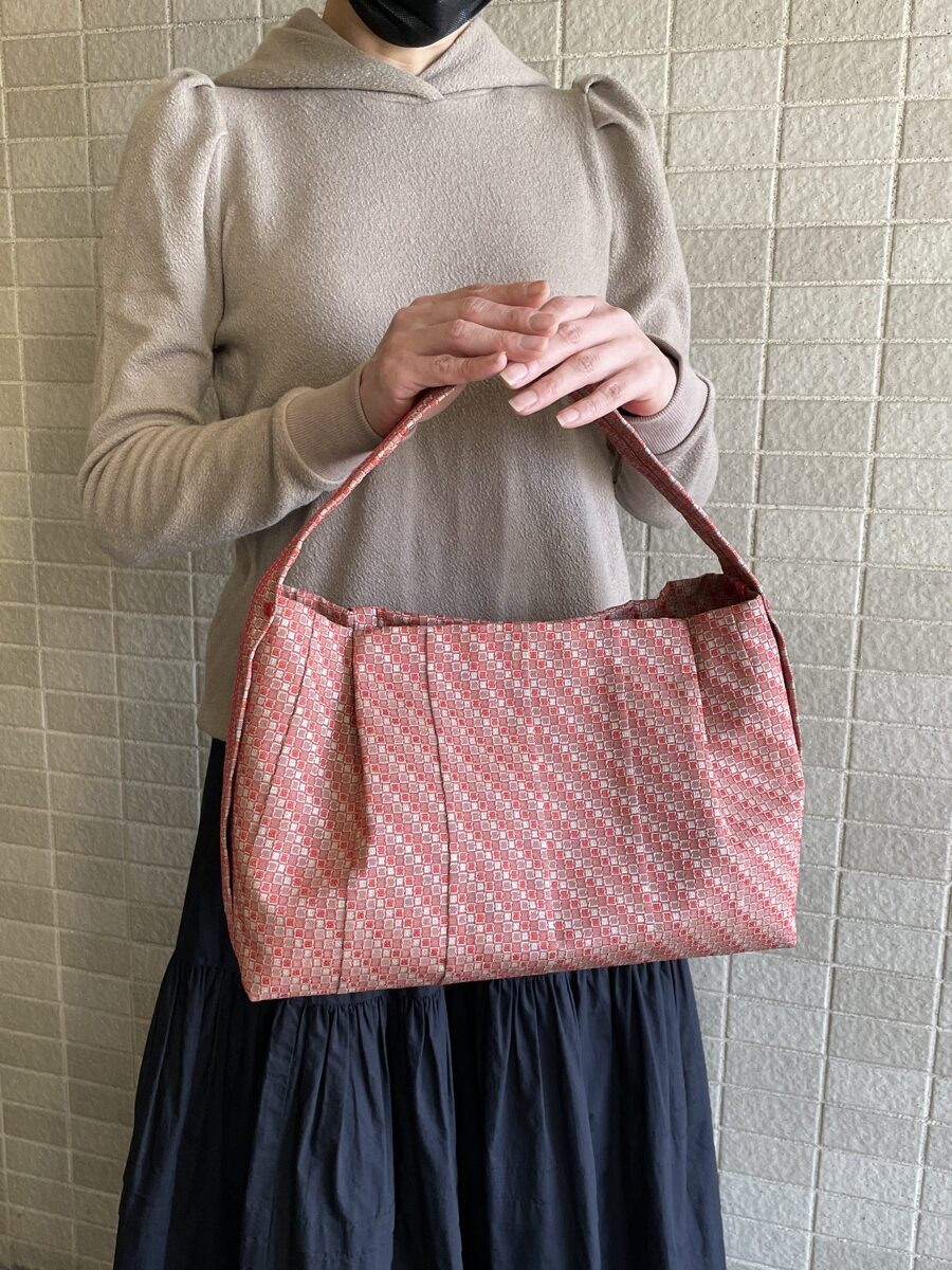 ピンクの菱柄プリーツショルダーバッグ